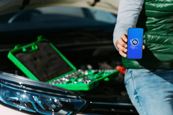 Bijgesneden Schot Van Man Met Smartphone Met Shazam App Zittend — Stockfoto