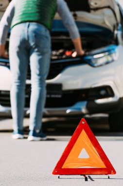 yol işaret ve sokakta kırık araba tamir adam görmek