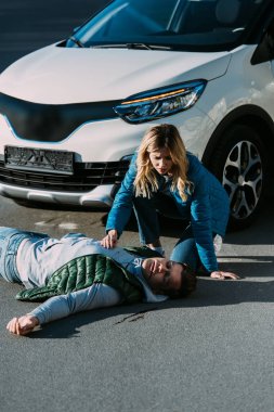 Genç kadının motorlu araç çarpışma kurbanı dokunmadan yüksek açılı görünüş 