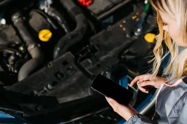 Cropped Shot Girl Using Smartphone Blank Screen While Fixing Broken — Stock Photo, Image