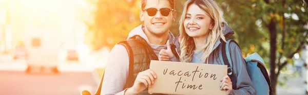 Happy Young Couple Travelers Holding Card Inscription Vacation Time — Stock Photo, Image