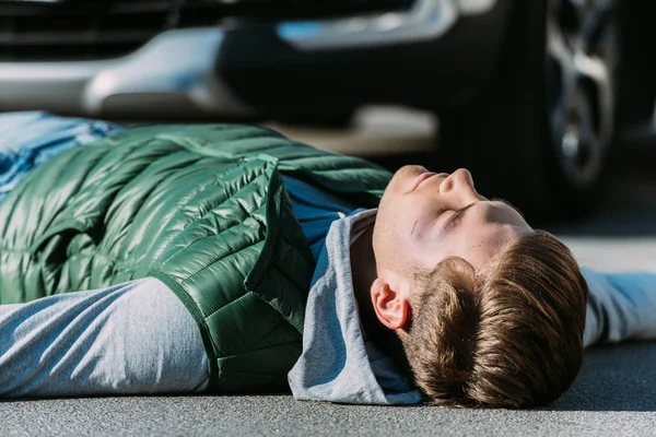 Close View Injured Young Man Lying Road Motor Vehicle Collision — Free Stock Photo
