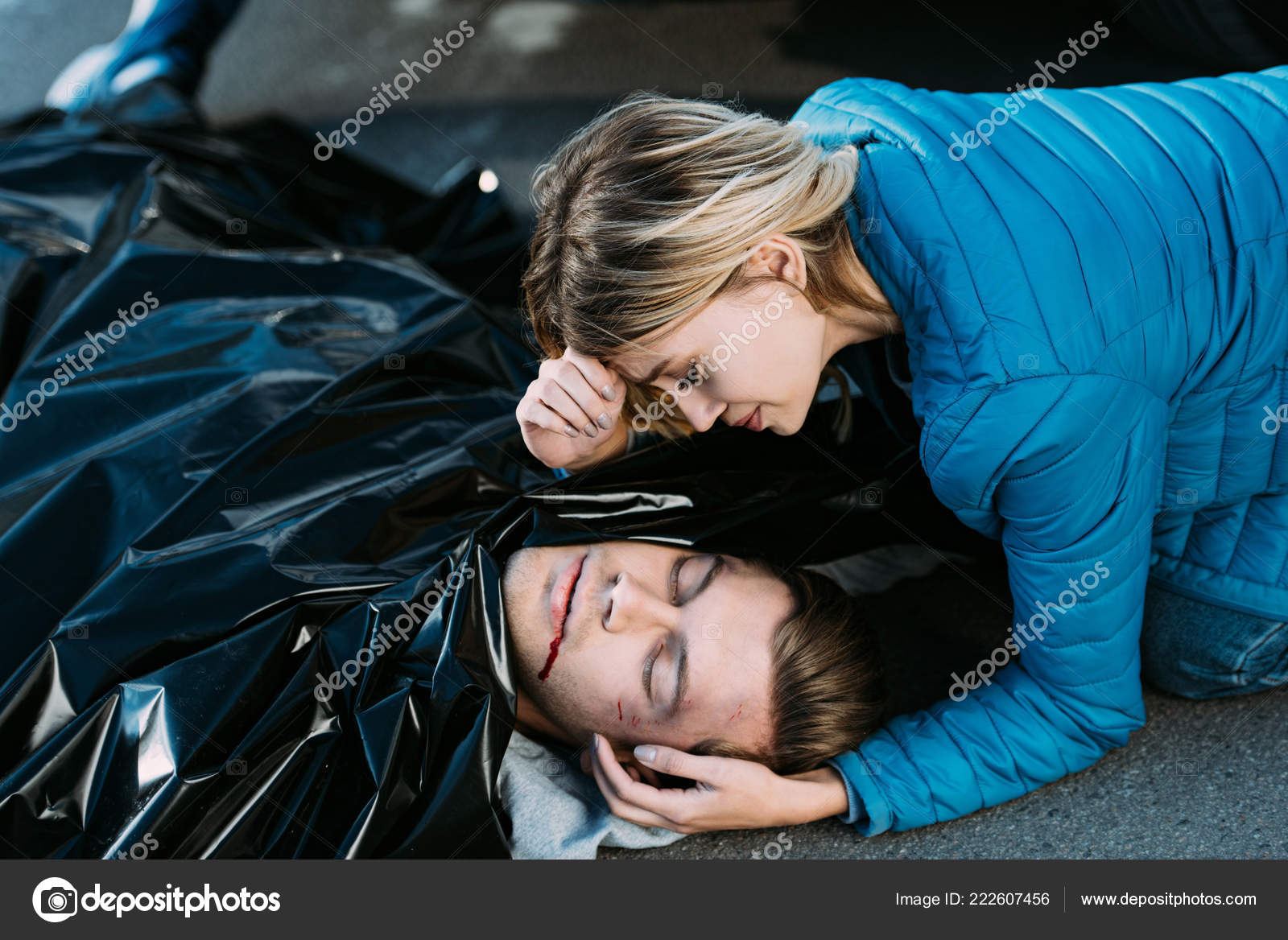 Mujer Joven Llorando Mirando Hombre Muerto Camino Foto de stock