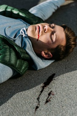 yaralı genç adam yolda trafik kazası sonra görmek