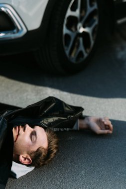yolda trafik çarpışma sonra cesedin yüksek açılı görünüş 
