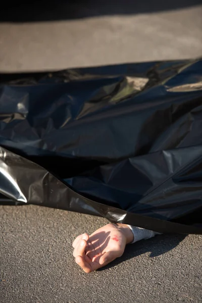 Nahaufnahme Der Leiche Nach Verkehrsunfall Auf Der Straße — Stockfoto