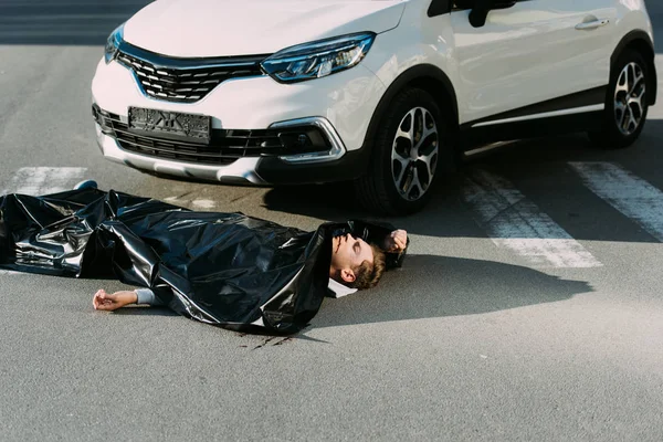 Високий Кут Зору Мертвого Тіла Автомобіля Дорозі Після Зіткнення Трафіку — стокове фото