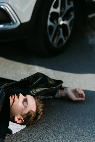 Hoge Hoekmening Van Dode Lichaam Weg Botsing Van Het Verkeer — Gratis stockfoto