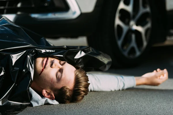 Visão Perto Corpo Morto Estrada Após Colisão Trânsito — Fotografia de Stock