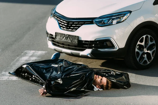 Visão Alto Ângulo Corpo Morto Carro Estrada Após Colisão Tráfego — Fotografia de Stock