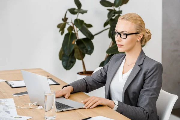 Young Woman Glasses Sitting Table Using Laptop Insurance Office — Stock Photo, Image