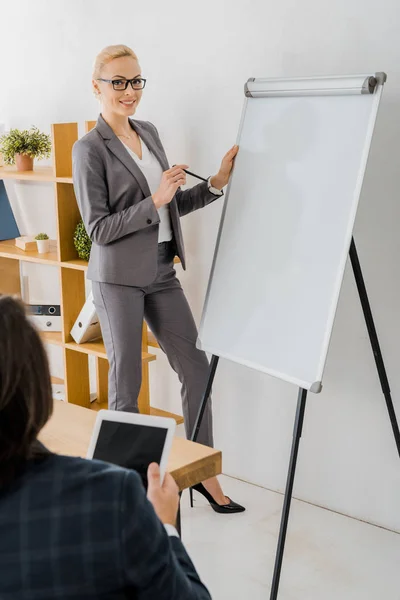 Young Smiling Woman Pointing White Board Man Sitting Table Tablet — Stock Photo, Image