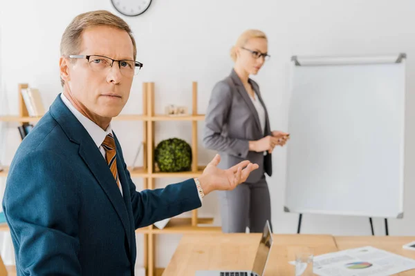 Adult Man Young Woman Standing Office — Stock Photo, Image