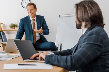 office'toplantısında konuşan yetişkin iş adamı