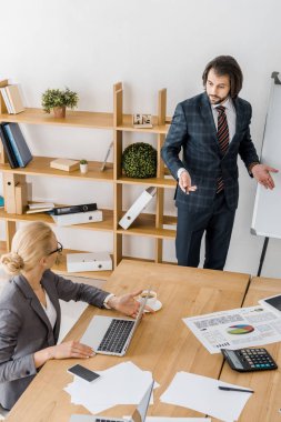 Kurulu duran ve office toplantıda genç iş kadını ile konuşma genç işadamı
