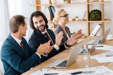 office toplantıda eller alkışlar mutlu iş adamları