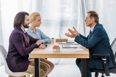 ofiste genç çift konuşmak bardaklarda yetişkin sigorta acentesi