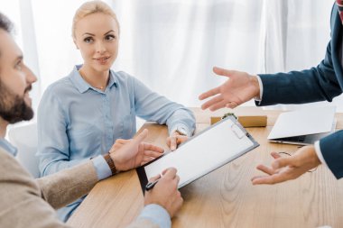 Çift ile sigortacı Office Panosu'ndaki sözleşme imzalama