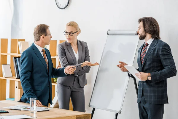 Kontorsarbetare Står Nära Vit Tavla Och Diskussion — Stockfoto