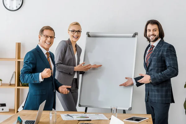 Travailleurs Bureau Souriants Pointant Vers Tableau Blanc Lors Réunion — Photo