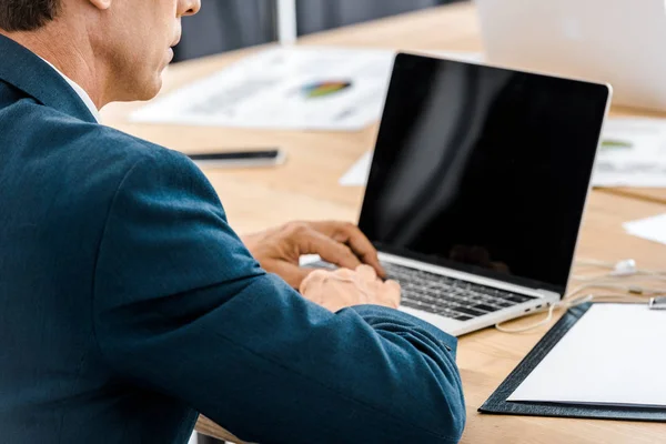 Hombre Negocios Adulto Usando Ordenador Portátil Con Pantalla Blanco Oficina — Foto de Stock