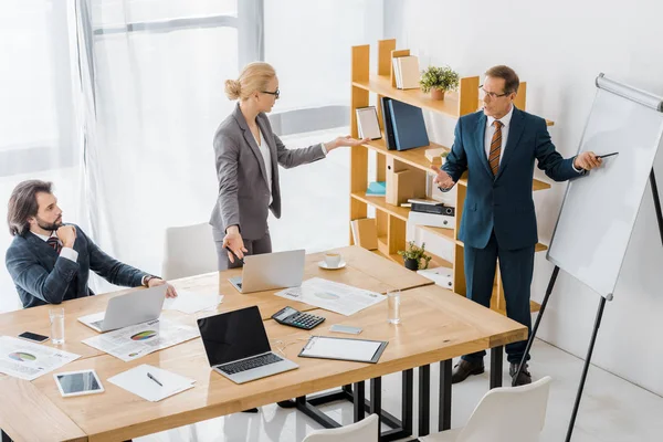 Les Travailleurs Assurance Discutent Lors Une Réunion Bureau — Photo