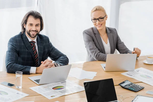 Gente Negocios Sonriente Sentada Mesa Con Computadoras Portátiles Oficina — Foto de Stock