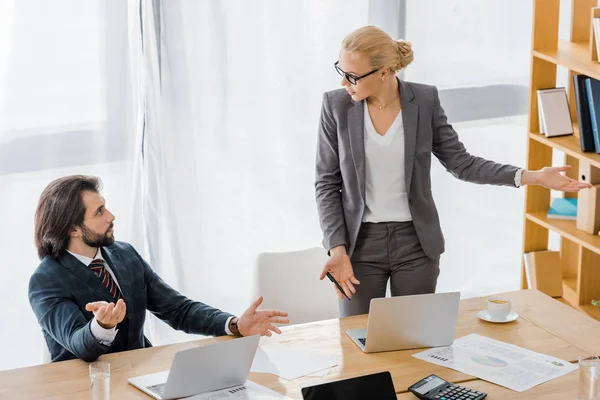 Trabajadores Seguros Que Discuten Reunión Cargo — Foto de stock gratis