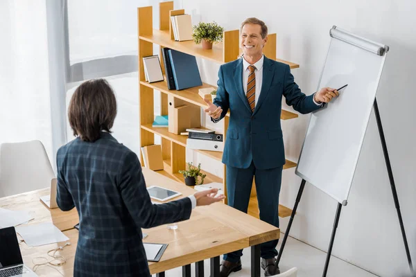 Verzekering Werknemers Discussie Ontmoeting Lachende Man Wijzend Wit Bord Kantoor — Stockfoto