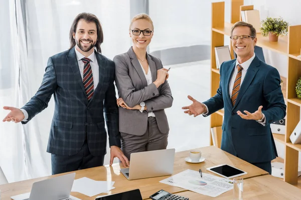 Agentes Seguros Sonrientes Pie Cerca Mesa Oficina — Foto de Stock