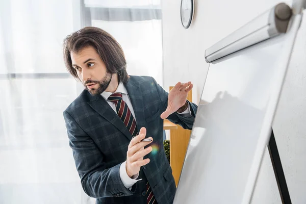 Jonge Zakenman Permanent Buurt Van White Board Kantoor Spreken Tijdens — Stockfoto