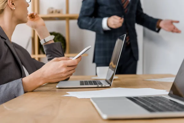 Joven Empresaria Sosteniendo Teléfono Inteligente Mesa Oficina — Foto de Stock