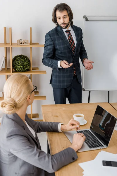 Ung Affärskvinna Sittande Och Tabell Och Ung Affärsman Talar Till — Stockfoto