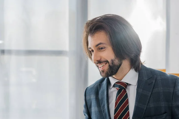 Young Smiling Businessman Suit Standing Office — Free Stock Photo