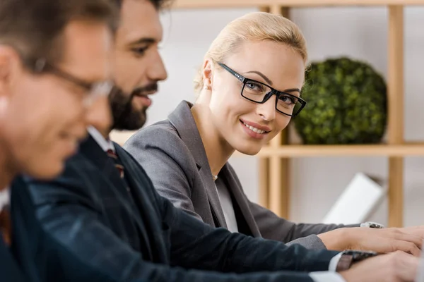 Young Smiling Woman Glasses Sitting Table Office — Stock Photo, Image