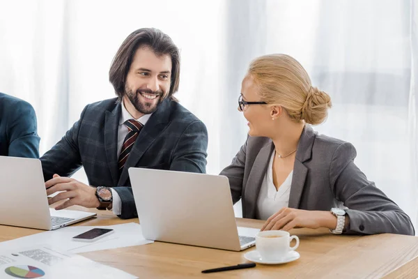 Glimlachende Zakenmensen Praten Tijdens Bijeenkomst Office — Stockfoto