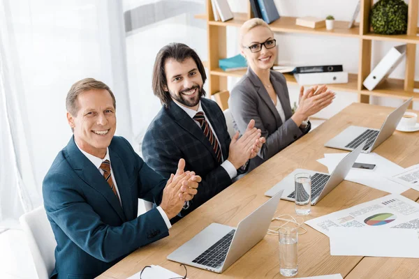 Uomini Affari Sorridenti Applaudono Alla Riunione Ufficio — Foto Stock