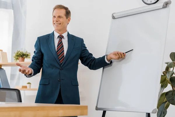 Lächelnder Geschäftsmann Anzug Zeigt Auf Weiße Tafel Büro — Stockfoto