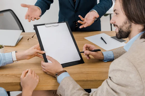 Homem Assinar Contrato Área Transferência Mesa Madeira — Fotografia de Stock