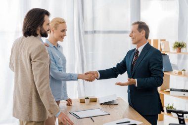 kadın ve Office Sigorta acentası el gülümseyen 