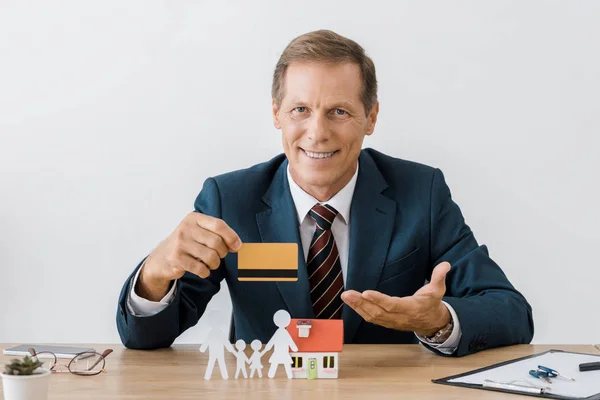 Zakenman Holding Creditcard Met Huis Model Papier Knippen Familie Houten — Stockfoto