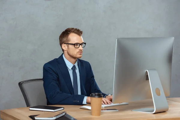 Fokussierter Geschäftsmann Mit Brille Tisch Mit Computermonitor Modernen Büro — Stockfoto