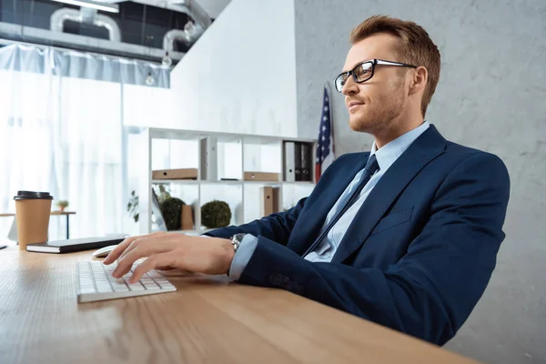 Fröhlicher Geschäftsmann Brille Tippt Auf Computertastatur Tisch Modernem Büro — kostenloses Stockfoto