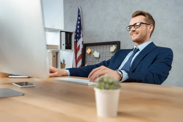 Smiling Businessman Eyeglasses Working Table Computer Monitor Office — Free Stock Photo