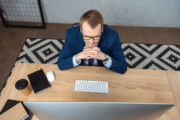 Overhead View Businessman Eyeglasses Working Table Computer Monitor Modern Office — Free Stock Photo