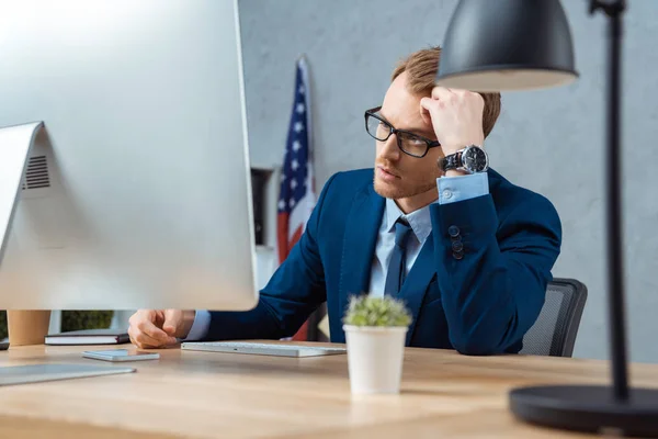 Müder Geschäftsmann Mit Brille Tisch Mit Computermonitor Modernen Büro — Stockfoto