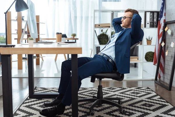 사무실에서 컴퓨터 모니터와 손으로 테이블에 머리의 안경에서 사업가의 선택적 — 스톡 사진
