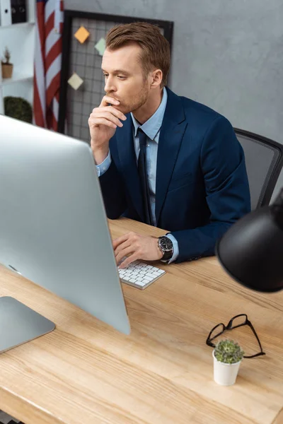 Pensive Young Businessman Working Table Computer Modern Office — Free Stock Photo