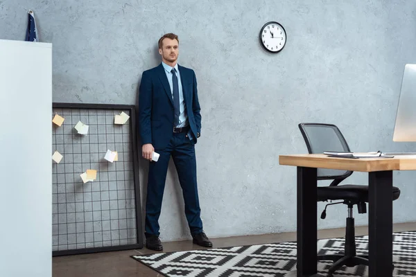 Confident Businessman Suit Standing Smartphone Wall Modern Office — Free Stock Photo