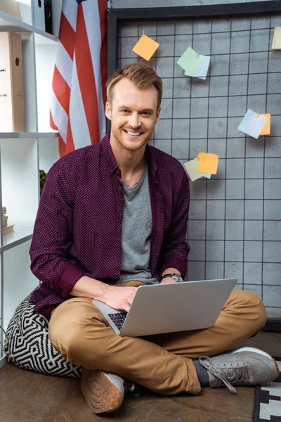 Sonriente Guapo Macho Freelancer Trabajando Portátil Casa Oficina — Foto de stock gratis